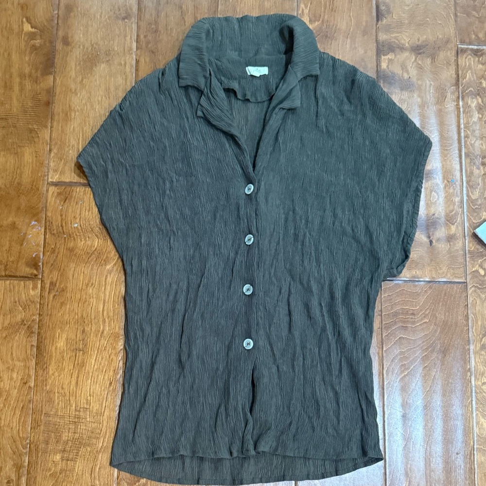 Like New Size Large Elegant Green Button-Up Women's Top